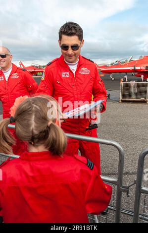 David Montenegro und andere Piloten von Red Arrows signieren Autogramme für Fans auf der Farnborough Airshow. Piloten der Royal Air Force treffen Fans Stockfoto