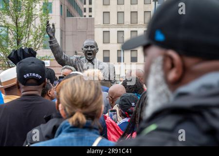 Detroit, Michigan, USA. 23. Juni 2023. Eine Bronzestatue des Bürgerrechtsführers Martin Luther King Jr. wurde im Zentrum von Detroit anlässlich des Jubiläums des 1963 Walk to Freedom enthüllt. Sechzig Jahre zuvor führte King einen über 100.000 km langen marsch entlang der Woodward Avenue und gab eine frühe Version seiner berühmten "I have a Dream"-Rede. Die Statue wurde vom Utah-Künstler Stan Watts erschaffen. Kredit: Jim West/Alamy Live News Stockfoto