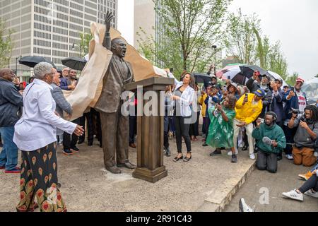 Detroit, Michigan, USA. 23. Juni 2023. Eine Bronzestatue des Bürgerrechtsführers Martin Luther King Jr. wurde im Zentrum von Detroit anlässlich des Jubiläums des 1963 Walk to Freedom enthüllt. Sechzig Jahre zuvor führte King einen über 100.000 km langen marsch entlang der Woodward Avenue und gab eine frühe Version seiner berühmten "I have a Dream"-Rede. Die Statue wurde vom Utah-Künstler Stan Watts erschaffen. Kredit: Jim West/Alamy Live News Stockfoto