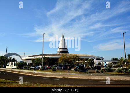 Busbahnhof in einer Stadt im Inneren des Bundesstaates São Paulo, Brasilien, Südamerika, mit Pyramidenbau, Parkplatz für Autos Stockfoto