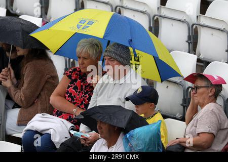 Chester le Street, Großbritannien. 23. Juni 2023 Fans schützen sich vor Regen während des Vitality T20 Blast-Spiels zwischen Durham Cricket und Yorkshire Vikings am Seat Unique Riverside, Chester le Street am Freitag, den 23. Juni 2023. (Foto: Robert Smith | MI News) Kredit: MI News & Sport /Alamy Live News Stockfoto