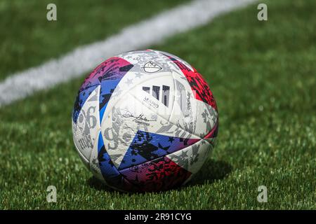 25. März 2023; Portland, Oregon, USA; Ein MLS-Fußball auf dem Spielfeld vor dem Spiel Los Angeles Galaxy und Portland Timbers in Providence. Stockfoto
