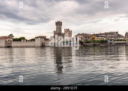 Die Mauern des Schlosses Scaligero und die Gebäude von Sirmione aus Sicht einer Bootstour auf dem Gardasee, Sirmione sul Garda, Italien, Europa Stockfoto