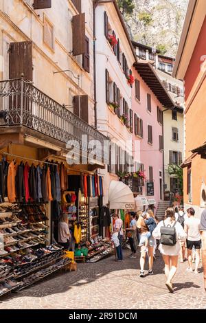 Enge Straße mit Geschäften in Limone, (Limone sul Garda) Gardasee, Italien, Europa Stockfoto