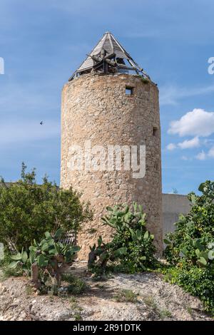 Alte Steinmühle in einem verlassenen Zustand im ländlichen Dorf Montuiri, Insel Mallorca, Spanien Stockfoto