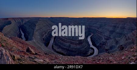 Die gewundenen Ufer des San Juan River bei Sonnenuntergang vom Aussichtspunkt im Goosenecks State Park in der Nähe der Stadt Mexican hat Utah. Stockfoto