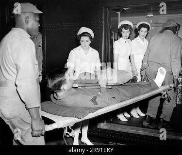 USA: 8. Juni 1943 A USA Army sargent verwundet in Afrika im Zweiten Weltkrieg wird nach seiner Ankunft in den Vereinigten Staaten in einen Krankenhauszug gebracht. Stockfoto