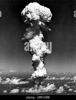 Bikini-Atoll, Marshallinseln, 1. Juli 1946 die Rauchschwaden der Atombombe, die über der Bikini-Lagune explodierte, aus Sicht eines B-29-Bombers. Stockfoto