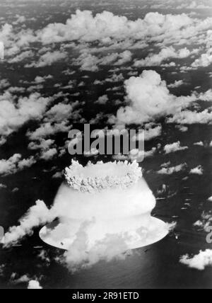 Bikini-Atoll, Marshallinseln, 24. Juli 1946 die Musroom-Anfänge aus der Baker-Atombombe, die während der Operation Crossroads-Tests über der Bikini-Lagune explodierte. Stockfoto