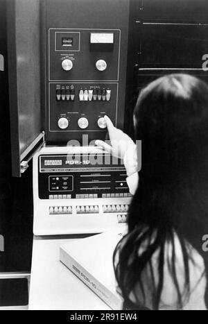 Princeton, New Jersey: 1969 Eine Frau, die ein Timesharing-AL-10-Computersystem der Applied Logic Corporation (AL/COM) einstellt. Das aus zwei miteinander verbundenen zentralen Verarbeitungseinheiten der Digital Equipment Corporation (DEC) PDP-10 besteht. Stockfoto