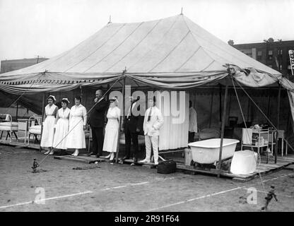 Jersey City, New Jersey: 2. Juli 1921 das Feldlazarett gründete sich auf der Thirty Acre Arena von Boyle für den Schwergewichtsboxkampf zwischen Jack Dempsey und Georges Carpentier. Dr. John Nevin (links) war verantwortlich, während Dr. Frank Boone (rechts) der Krankenwagen-Chirurg war. Es waren 80.000 Fans dabei. Stockfoto