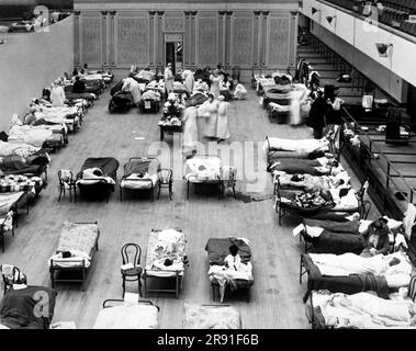 Oakland, Kalifornien: 1918 das Oakland Municipal Auditorium wird als temporäres Krankenhaus mit freiwilligen Krankenschwestern des amerikanischen Roten Kreuzes genutzt, die dort während der Grippepandemie von 1918 die Kranken versorgen. Stockfoto