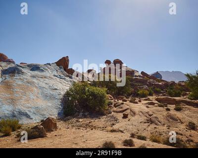 Tafraoute, Marokko - 05 17 2016: Die berühmten farbenfrohen Felsen in der Nähe von Tafraoute im Anti-Atlas-Gebirge Marokkos sind ein beliebtes Reiseziel Stockfoto