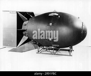 Los Alamos, New Mexico, 1946 die Atomwaffe vom Typ "Fat man", die über Nagasaki, Japan, gezündet wurde, hat einen Durchmesser von 60 Zoll und ist 128 Zoll lang. Stockfoto