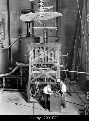 Pasadena, Kalifornien: c. 1930 California Institute of Technology Professoren Charles C. Lauritsen und Ralph D. Bennett sind an der Kontrollstelle des weltweit größten Röntgengeräts, das sie entwickelt haben. Stockfoto