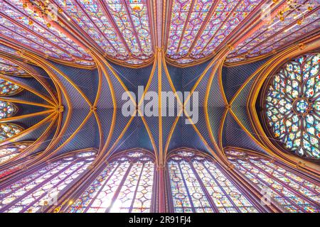 Monumentales Interieur der Sainte-Chapelle mit Buntglasfenstern, obere Ebene der königlichen Kapelle im gotischen Stil. Palais de la Cite, Paris, Frankreich Stockfoto