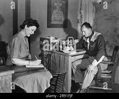 Yoakum, Texas: 1936 Pro Mann und Sekretärin bei der Texas Ranger Leather Manufactory. Stockfoto