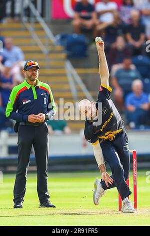 Cardiff, Großbritannien. 23. Juni 2023; Sophia Gardens, Cardiff, Wales: Vitality Blast T20 League Cricket, Glamorgan versus Sussex; Timm van der Gugten Bowling Credit: Action Plus Sports Images/Alamy Live News Credit: Action Plus Sports Images/Alamy Live News Stockfoto