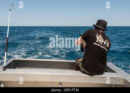 Ein Mann, der auf einem kleinen Fischerboot vor der Küste von Broome in Westaustralien angeln will Stockfoto