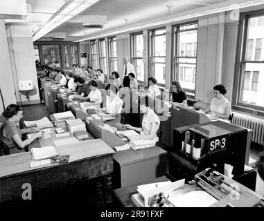 Cleveland, Ohio: ca. 1960 Zeilen weiblicher Büroangestellter, die Daten über Tastaturen und Lochkarten in den Büros der Erie Railroad eingeben. Stockfoto