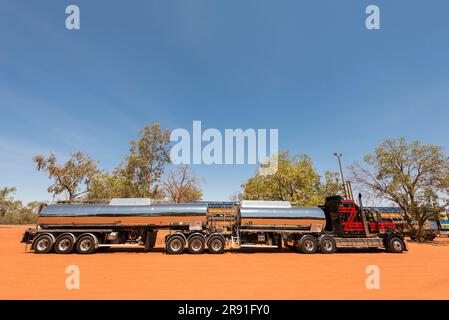 Ein sehr sauberer, glänzender Straßenzug wartet an einem Roadhouse an der Gibb River Road in Australien Stockfoto