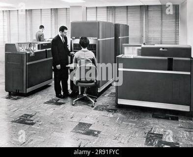 New York: 1954. Eine Frau, die bei einem IBM 650 Data Processing System arbeitet, dem ersten Massencomputer. IBM hat im ersten Jahr 450 davon verkauft. Zubehör umfasst bis zu 4 Festplatteneinheiten, die jeweils 6 MB Daten enthalten. Stockfoto