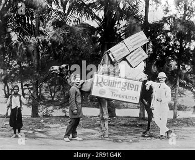 Baluchistan, Pakistan. 1913 amerikanischer Schreibmaschinenverkäufer, der mit dem Kamel reist. Stockfoto