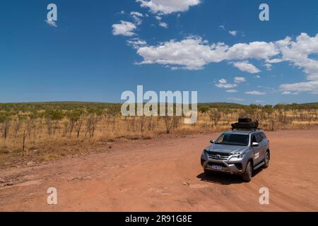 Ein Geländewagen hielt an einem Rastplatz auf dem Feldweg nahe dem Ende der Gibb River Road in Westaustralien Stockfoto