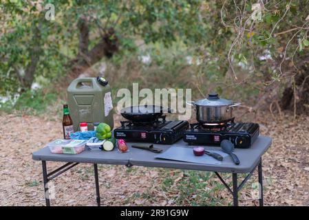 Ein Campingtisch mit Kochausrüstung auf einem Campingplatz in Westaustralien Stockfoto