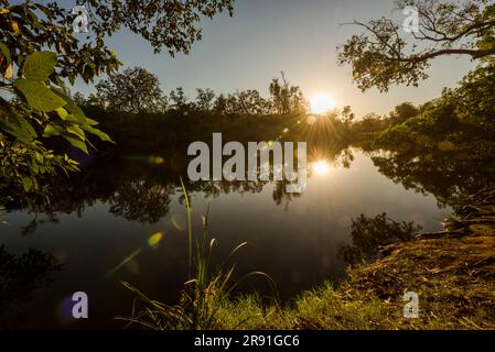 Wunderschöne Aussicht auf die Natur in der Nähe des Chamberlain River an einem Campingplatz in der Nähe der Gibb River Road in Westaustralien Stockfoto