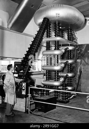 Canberra, Australien, 1953 der 1.250.000-Volt-Generator und Ionenbeschleuniger an der Forschungsschule für Physikalische Wissenschaften der Australian National University. Stockfoto