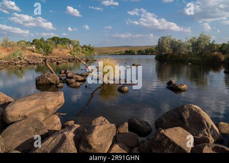 Malerische Aussicht auf den Chamberlain River mit Felsen im Vordergrund nahe El Questro in Westaustralien Stockfoto