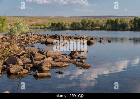 Malerische Aussicht auf den Chamberlain River mit Felsen im Vordergrund nahe El Questro in Westaustralien Stockfoto