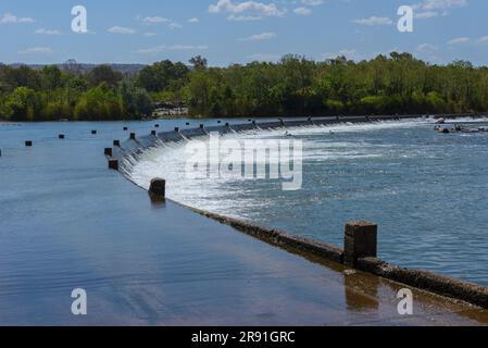 Blick auf die Kreuzung von Ivanhoe mit dem Flusswasser, das kontinuierlich über die Straße in der Nähe von Kununurra in Westaustralien fließt Stockfoto