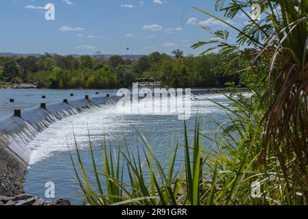 Blick auf die Kreuzung von Ivanhoe mit dem Flusswasser, das kontinuierlich über die Straße in der Nähe von Kununurra in Westaustralien fließt Stockfoto