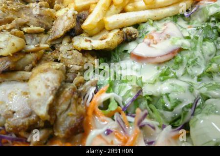 Schließen Sie sich an einen Hühnerkebab-Teller Stockfoto