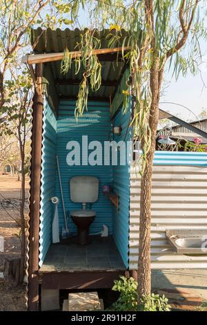 Eine Außentoilette ohne Tür im australischen Outback in der Nähe des Kakadu Nationalparks in Australien Stockfoto