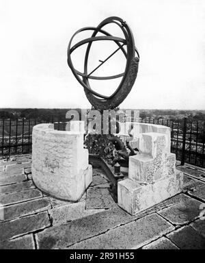 Peking, China c. 1895. Eines der Bronzeinstrumente am weltweit ältesten astronomischen Observatorium, dem kaiserlichen Observatorium in Peking. Stockfoto