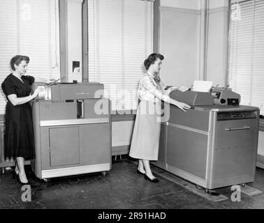 Cleveland, Ohio: c. 1954 Frauen verwenden zwei verschiedene IBM-Lochkartenmaschinen. Auf der linken Seite befindet sich eine Sammellochmaschine, auf der rechten Seite befindet sich die alphabetische Buchhaltungsmaschine vom Typ 407, die tabellarisch erstellt und gedruckt werden kann. Stockfoto