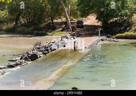 Zwei Männer fischen mit Handleinen am Rand des mit Krokodilen gefüllten Wassers im Northern Territory Australia Stockfoto