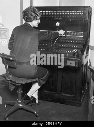 Chicago, Illinois: 14. November 1927 Eine Frau Demonstriert auf der National Business Show ein neues mechanisches Computergerät der Temporator Company. Stockfoto