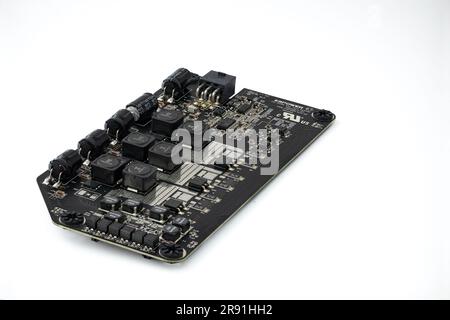 Leiterplatte eines alten Computers, isoliert auf weißem Hintergrund. Stockfoto