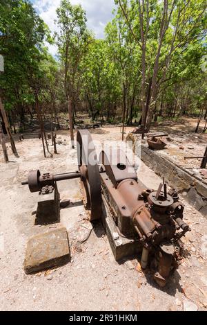 Rostige alte Metallmaschinen in einem stillgelegten Bergwerk im Outback im australischen Busch Stockfoto