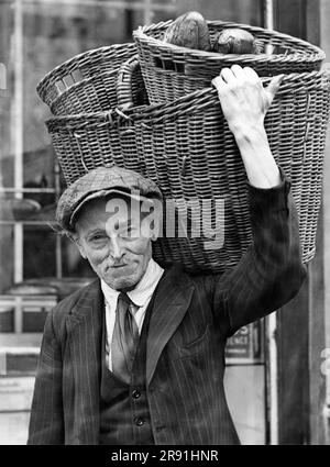 Deutschland: ca. 1916 Ein 73-jähriger Mann feiert sein 50. Jubiläum, Brot aus den Körben zu liefern, die er auf seiner Schulter trägt. Stockfoto