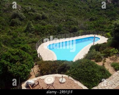 Swimmingpool in der Natur, Sardinien, Italien Stockfoto