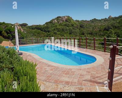 Swimmingpool in der Natur, Sardinien, Italien Stockfoto