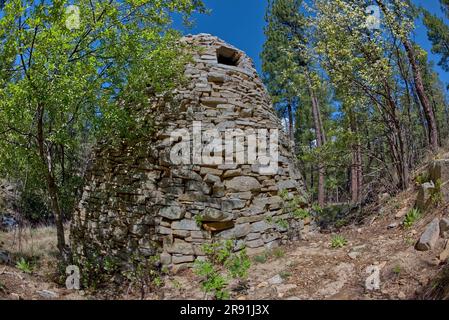 Der historische Walker Charcoal Ofen im Prescott National Forest südlich der Stadt Prescott Arizona. Der Ofen stammt aus dem späten 1880er. An Stockfoto