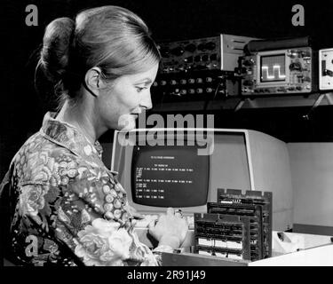 Los Angeles, Kalifornien: September 1975 Eine Frau Testete einen Mikrocomputer mit 16 bipolaren Schottky LSI-Schaltkreisen bei der Hughes Aircraft Company. Der Computer bietet 500.000 Operationen pro Sekunde mit 64.000 Wörtern Speicher. Stockfoto