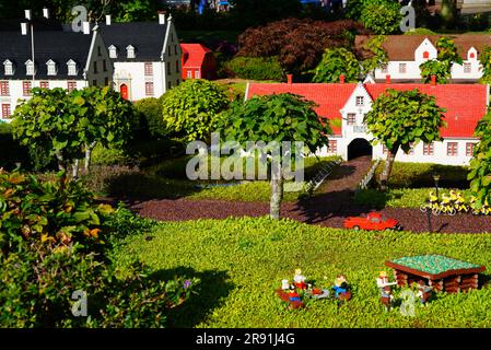 BILLUND, DÄNEMARK – 21. AUGUST 2022 – Blick auf Miniland-Ziegelgebäude im Legoland Billund Resort in Billund, Dänemark, ursprüngliches Haus Stockfoto