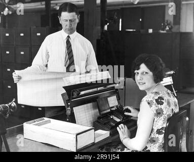 Washington, D.C.: 20. Juli 1929 Mitarbeiter des Census Bureau arbeiten an einer der neuen Maschinen, die zur Tabellenkalkulation der Volkszählung 1930 verwendet werden. Stockfoto